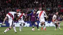 Striker Barcelona, Lionel Messi, berusaha melewati pemain Rayo Vallecano pada laga La Liga di Stadion Camp Nou, Sabtu (9/3). Barcelona menang 3-1 atas Rayo Vallecano. (AP/Manu Fernandez)