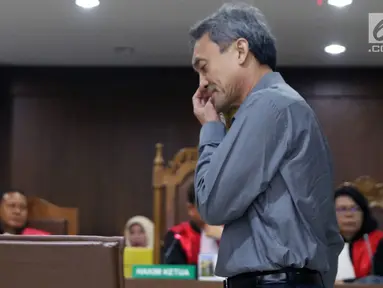 Terdakwa dugaan suap pengurusan sejumlah perkara, Eddy Sindoro bersiap menjalani sidang lanjutan di Pengadilan Tipikor, Jakarta, Jumat (15/2). Eddy didakwa suap terkait pengurusan sejumlah perkara di PN Jakarta Pusat. (Liputan6.com/Helmi Fithriansyah)