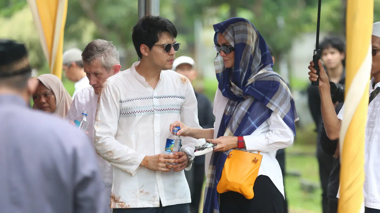 Top 3: Potret Luna Maya Saat Melayat Ibunda Maxime Bouttier