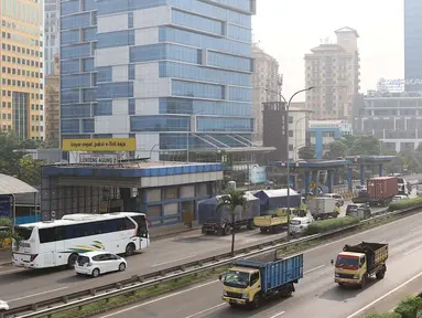 Suasana di ruas Jalan Tol Lingkar Luar Jakarta, Jumat (25/5). Guna mengantisipasi kemacetan saat Asian Games, pemerintah akan segera menguji coba pembatasan truk pada Juni 2018 mendatang. (Liputan6.com/Immanuel Antonius)