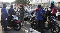 Petugas mengemas sepeda motor untuk diangkut dengan kereta api Stasiun Kampung Bandan, Jakarta, Senin (11/6). Program mudik gratis ini digagas Kemenhub tersebut melayani pengiriman ke beberapa daerah di Pulau Jawa. (Liputan6.com/Immanuel Antonius)