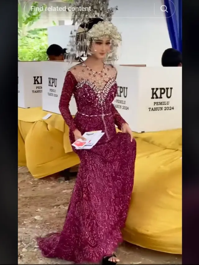 Niat Banget, Perempuan Pakai Baju Pengantin Merah Muda Plus Hiasan Kepala ke TPS