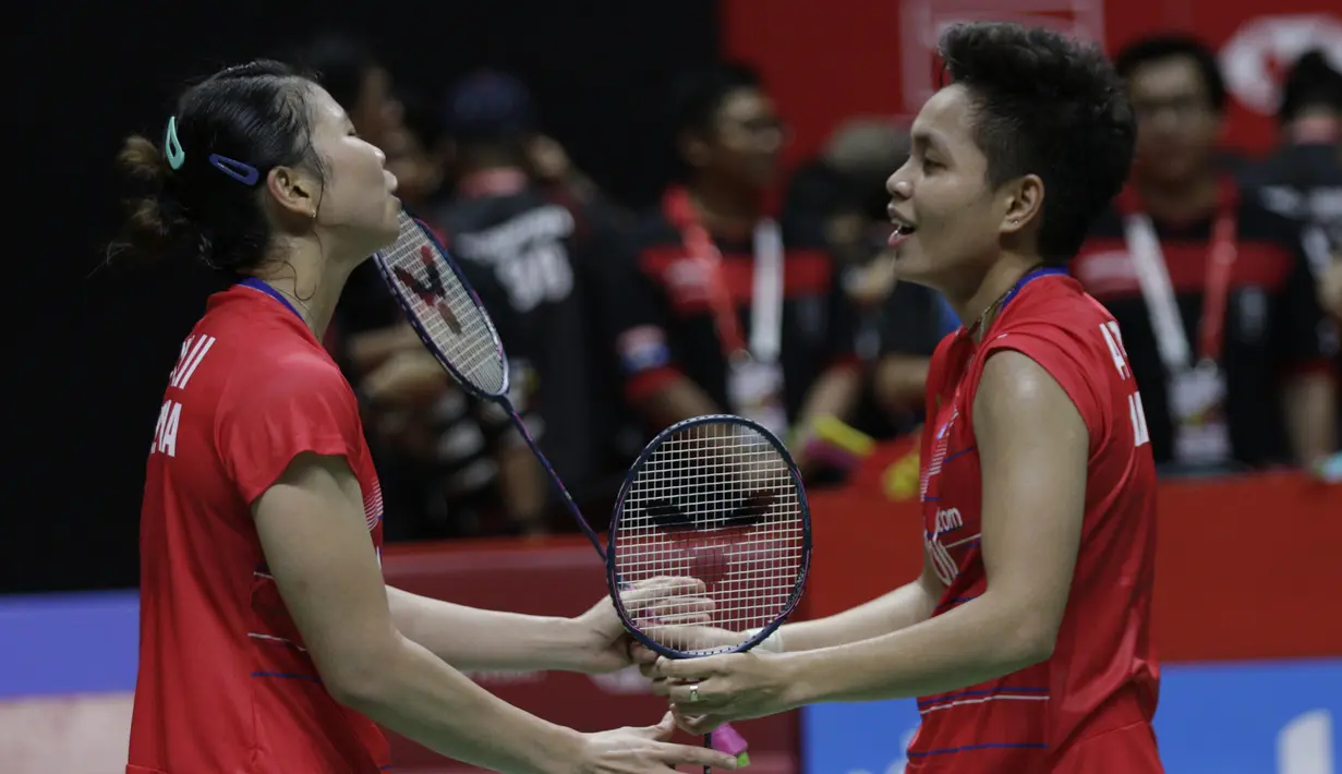 Ganda Putri Indonesia, Greysia Polii/Apriyani Rahayu, melakukan selebrasi usai menaklukkan wakil Denmark, Maiken Fruergaard/Sara Thygesen, pada laga final Indonesia Masters di Istora, Jakarta, Minggu (19/1). Greysia/Apriyani menang 18-21, 21-11, dan 23-21. (Bola.com/M Iqbal Ichsan)