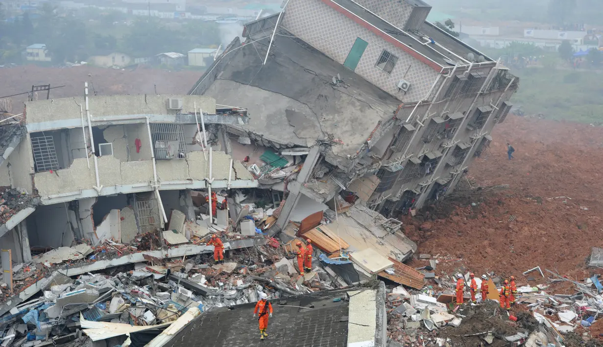 Tim SAR mencari korban yang selamat setelah longsor di Shenzhen, provinsi Guangdong, China selatan, Minggu (20/12). Menurut media setempat, longsor tersebut merobohkan 22 bangunan dan mengakibatkan 59 orang hilang. (CHINA OUT AFP PHOTO)