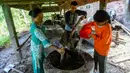 Warga mengolah kotoran sapi perah menjadi biogas di Desa Dompyong, Trenggalek, Jawa Timur, Minggu (3/9/2023). (merdeka.com/Arie Basuki)