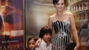 Joanna Alexandra beserta anaknya saat menghadiri premier film Cinta Selamanya (Galih W. Satria/bintang.com)