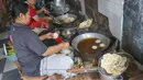 Berawal dari gang kecil di Jalan Haji Aom, Keramat Pela, Kebayoran Baru, usaha keripik tempe warga kini berkembang hingga menembus pasar internasional. Tampak dalam foto, pekerja menyelesaikan pembuatan keripik tempe di rumah usaha Keripik Tempe Mama Tina, Kebayoran Baru, Jakarta Selatan, Kamis (7/5/2026). (merdeka.com/Arie Basuki)