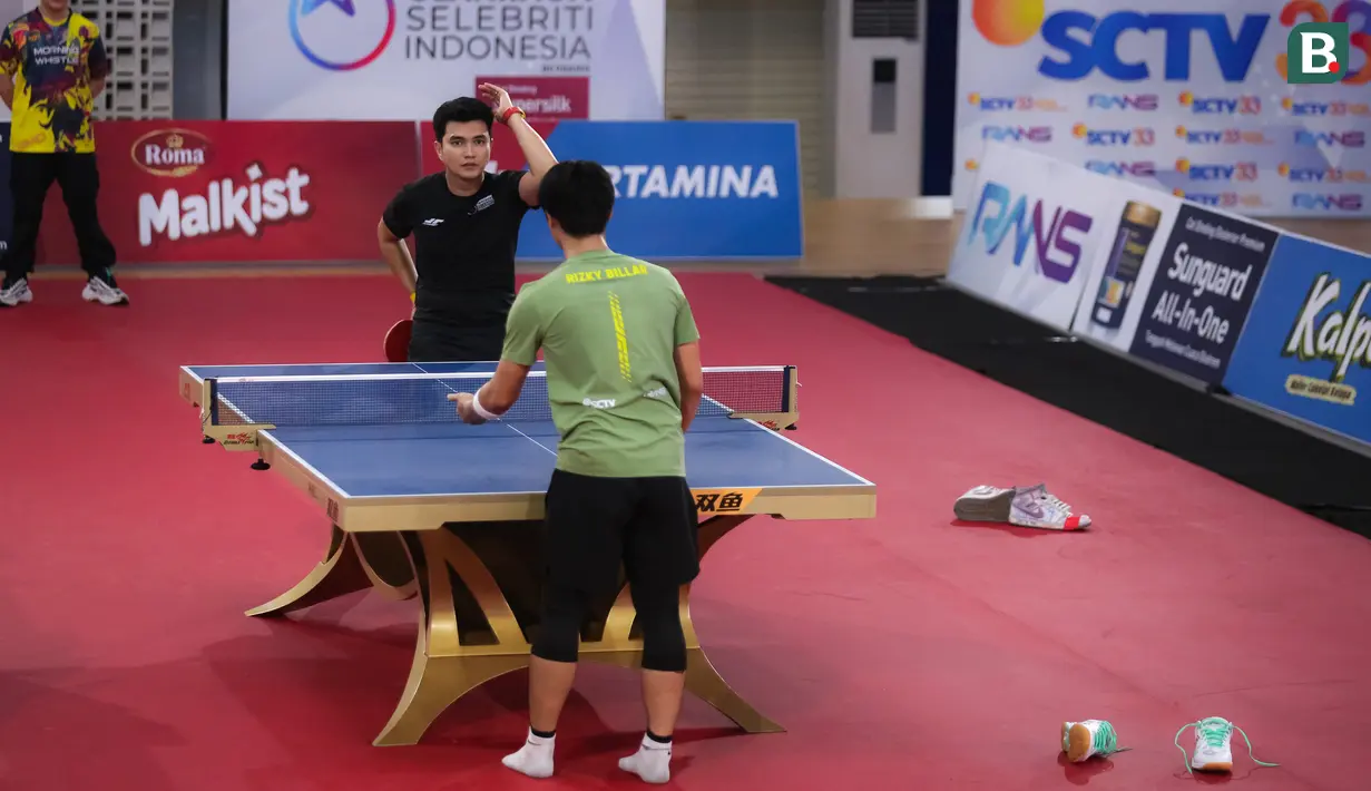 Selebritas Aldi Taher saat bertanding melawan Rizky Billar pada laga tenis meja Turnamen Olahraga Selebriti Indonesia (TOSI) di GOR UNJ, Jakarta, Minggu (16/07/2023). Aldi Taher kalah tiga set langsung dari Rizky Billar dengan skor 12-21, 15-21, 11-21. (Bola.com/Bagaskara Lazuardi)