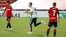 Seorang fans nekat menerobos lapangan saat pertandingan antara Mallorca melawan Barcelona di Stadion Son Moix, Minggu (14/6/2020). Fans tersebut ingin berfoto dengan Lionel Messi. (AP/Francisco Ubilla)