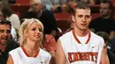 <p>Hadiri pertandingan basket, keduanya terlihat kompak banget pakai jersey basket bernuansa putih. [@throwback.britney/@britney.videos/@2000baddiess]</p>