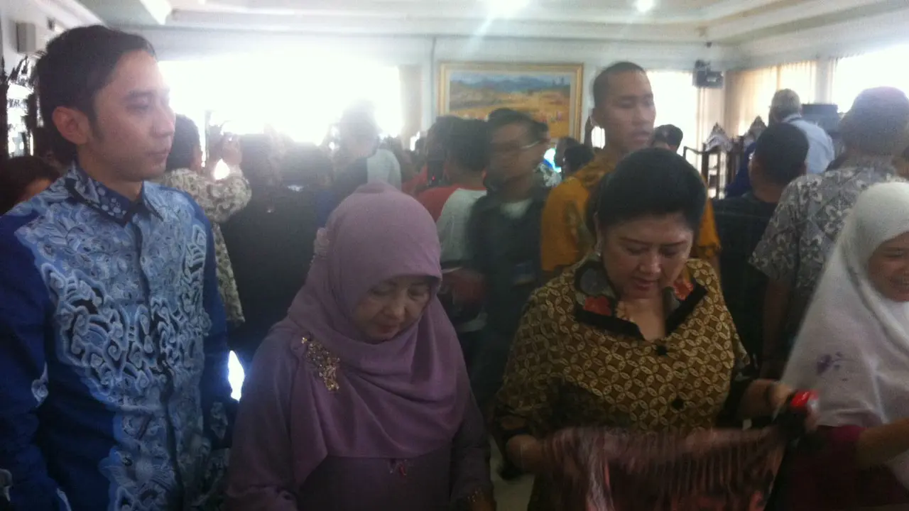 Kenangan Ani Yudhoyono Bersama Pengrajin Batik Hingga Keraton Cirebon
