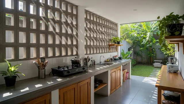 Inspirasi Dapur Belakang dengan Ventilasi Roster Sepanjang Dinding sebagai Solusi Tanpa Bau dan Lembap Model Roster Menghadap Taman