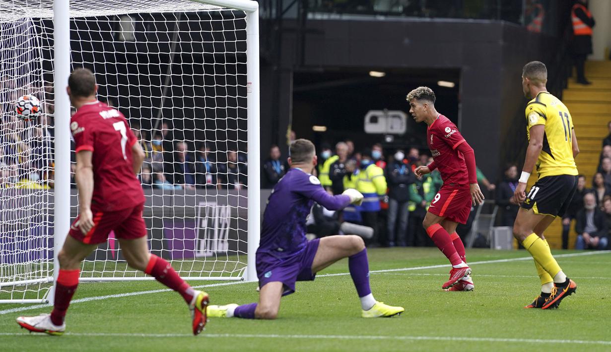 Liverpool unggul dua gol pada menit ke-37. Roberto Firmino berhasi memanfaatkan umpan tarik yag dilepaskan James Milner di depan gawang Watford. (PA via AP/Tess Derry)