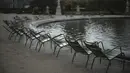 Kursi kosong terlihat di taman Tuileries di Paris (14/10/2020). Presiden Prancis Emmanuel Macron memberikan wawancara televisi nasional Rabu malam untuk berbicara tentang virus, yang pertama dalam beberapa bulan. (AP Photo/Lewis Joly)