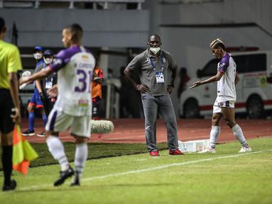 Pelatih Persipura Jayapura, Jacksen F. Tiago saat laga pekan pertama BRI Liga 1 2021/2022 melawan Persita Tangerang di Stadion Pakansari, Bogor, Sabtu (28/08/2021). Persipura kalah 1-2. (Bola.com/Bagaskara Lazuardi)