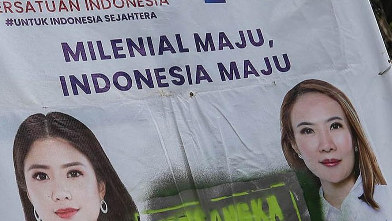 Terlebih, pemasangan poster tersebut banyak dilakukan menggunakan paku.