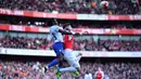 Striker Arsenal, Olivier Giroud, duel udara dengan bek Crystal Palace, Pape Souare, pada laga Liga Premier Inggris di Stadion Emirates, London, Minggu (17/4/2016). Hasil imbang ini membuat Arsenal tertahan di posisi keempat. (AFP/Ben Stansall)