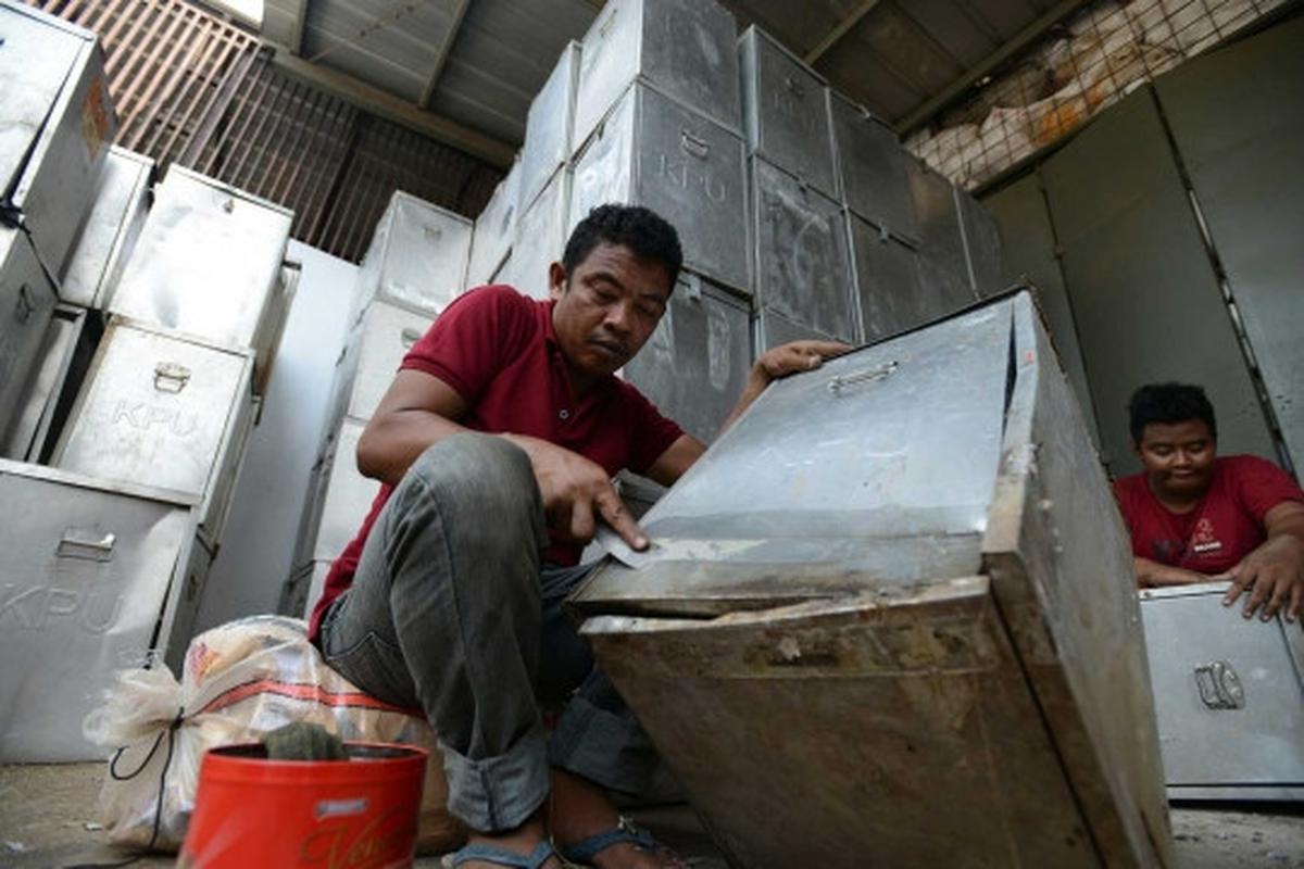 Persiapan Pilkada serentak, KPUD Tangerang perbaiki kotak suara