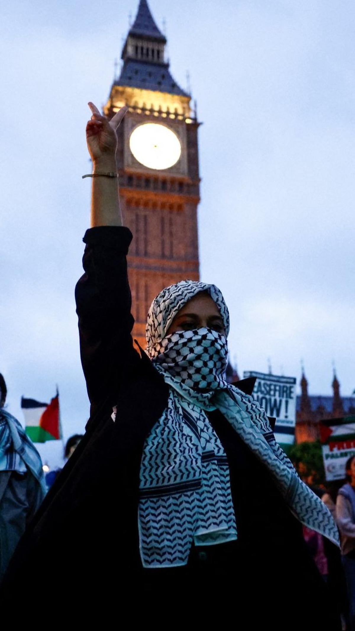 Sementara, aksi solidaritas untuk Palestina di London, Inggris, ini diikuti sekitar 10.000 orang.&nbsp;Foto: Benjamin Cremel/AFP