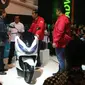 Presiden RI Joko Widodo mendengarkan pemaparan singkat Direktur Pemasaran PT Astra Honda Motor (AHM ) Thomas Wijaya mengenai sepeda motor PCX Electric.