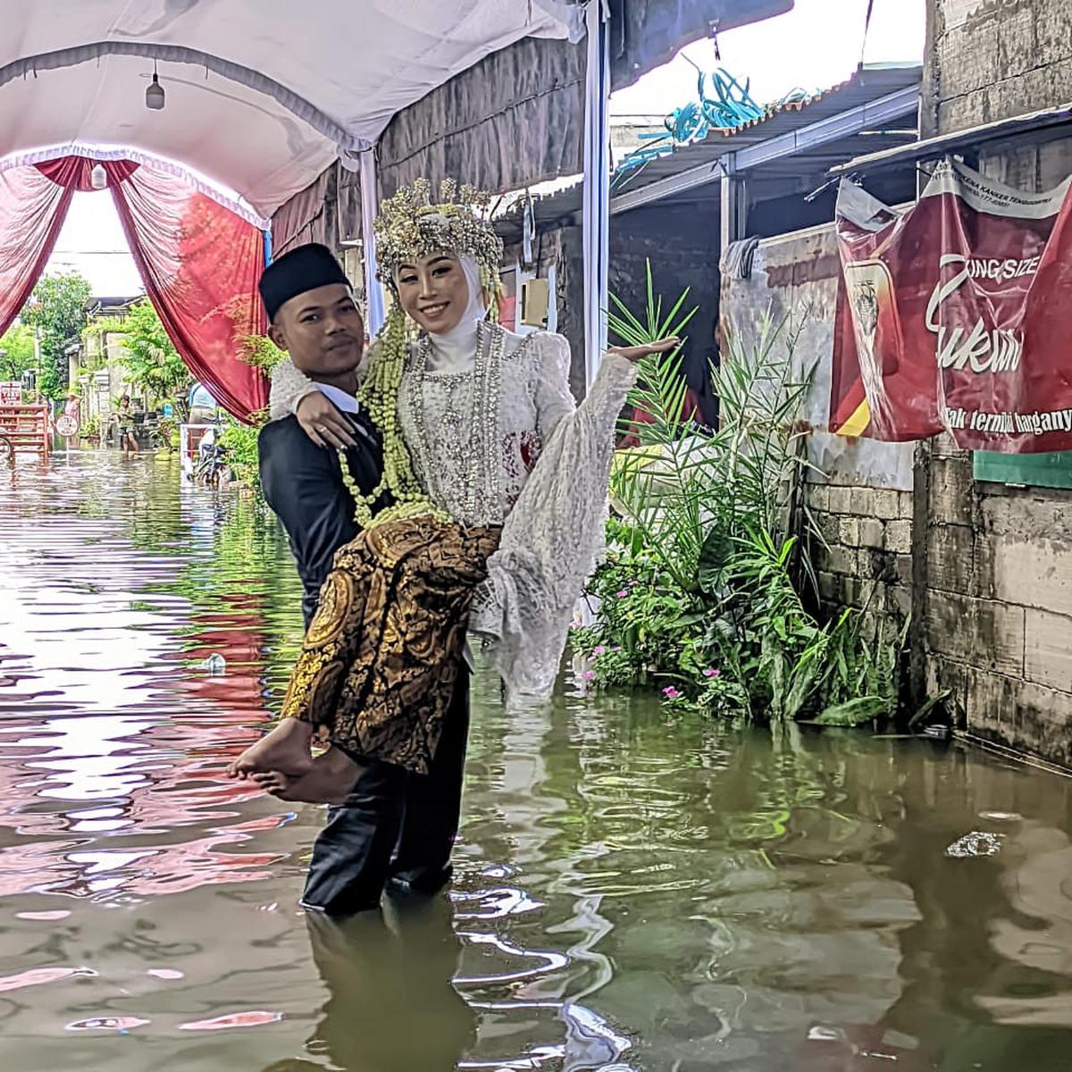 Di Tengah Banjir Selutut, Sandi Tetap Ijab Kabul dengan Salma