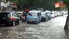 Jalan Samratulangi direndam banjir setinggi betis orang dewasa akibat pembongkaran trotoar yang dilakukan Dinas Pekerjaan Umum Kota Manado. Sulawesi Utara. 