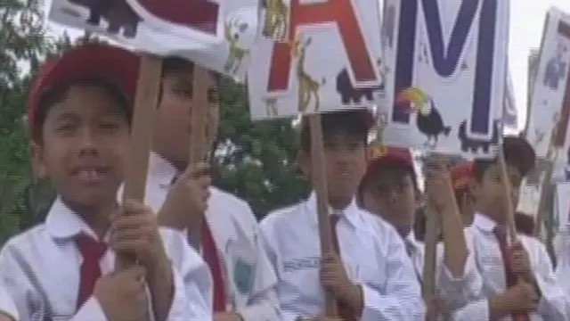 [VIDEO] Satwa Mati Beruntun, Puluhan Siswa SD Demo di Depan KBS