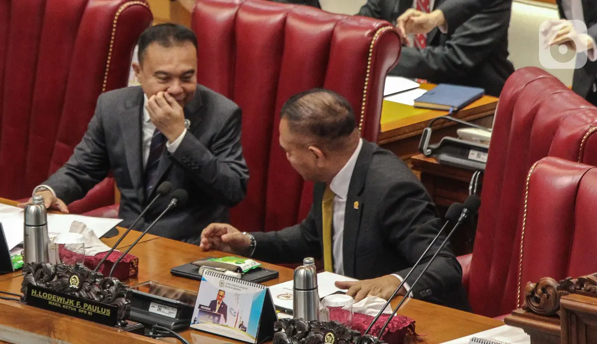 Wakil Ketua DPR Sufmi Dasco Ahmad berbincang dengan Lodewijk Freidrich Paulus memimpin Rapat paripurna ke-17 Masa Persidangan III Tahun Sidang 2022-2023 di Kompleks Parlemen, Senayan, Jakarta, Kamis (16/2/2023). Rapat Paripurna tersebut dalam rangka penutupan Masa Persidangan III Tahun Sidang 2022-2023. (Liputan6.com/Faizal Fanani)