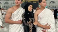 Potret Verrel Bramasta Umroh Bertiga Bareng Venna Melinda, Vania Athabina dan Athalla Naufal