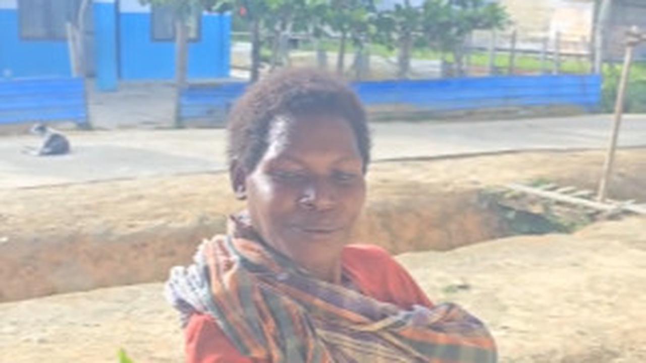 Potret Miris Mama Papua Sambil Gendong Bayi Bawa Daun Ubi Buat Ditukar dengan Garam