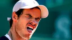 Ekspresi petenis Inggris, Andy Murray, setelah gagal meraih angka saat melawan petenis Prancis, Benoit Paire, dalam turnamen tenis Monte Carlo Masters di Monaco, (14/4/2016). (Reuters/Eric Gaillard)