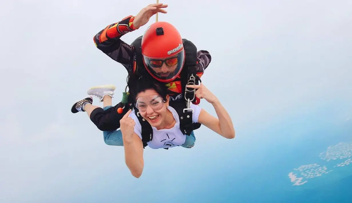 Menikmati serunya skydiving saat liburan ke Dubai, momen terjun dari atas pesawat ini tentu sangat menegangkan. Namun bagi Medina pengalamanan malah terlihat menyenangkan, seperti posenya di depan kamera yang sambil tersenyum tersebut. (Liputan6.com/IG/@medinadinaaa)