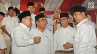 Ketua Dewan Pembina Partai Gerindra, Prabowo Subianto berbincang dengan ke Gubernur DKI Jakarta, Anies Baswedan dan Wakil Ketua DPR Fadli Zon di kantor DPP Partai Gerindra, Jakarta, Sabtu (10/2). (Liputan6.com/Herman Zakharia)