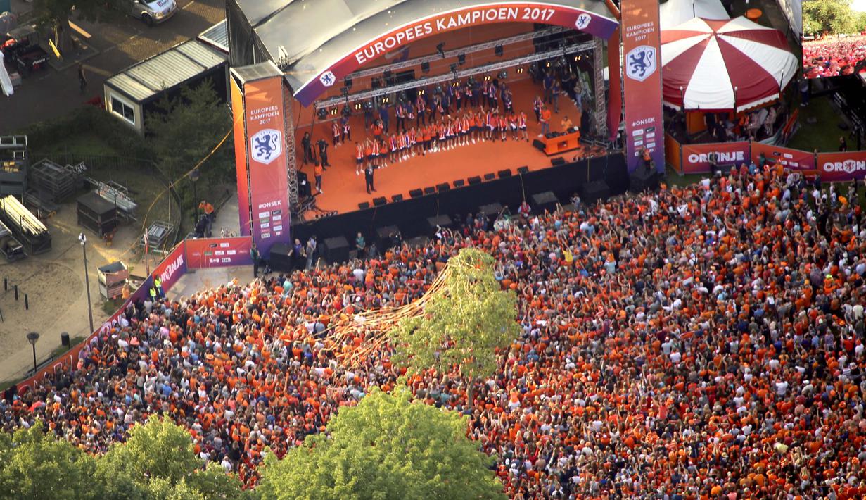 Ribuan suporter merayakan keberhasilan timnas putri Belanda meraih trofi Piala Eropa Wanita 2017 di Sungai Utrecht, (7/8/2017). Belanda menang atas Denmark 4-2. (AFP/ANP/Peter Bakker/Netherlands OUT)