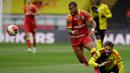 Gelandang Watford, Onel Hernandez, berebut bola dengan bek Norwich City, Kiko Femenia, pada laga lanjutan ke-34 di Stadion Vicarage Road, Rabu (8/7/2020) dini hari WIB. Watford menang 2-1 atas Norwich City. (AFP/Matt Dunham/various sources)