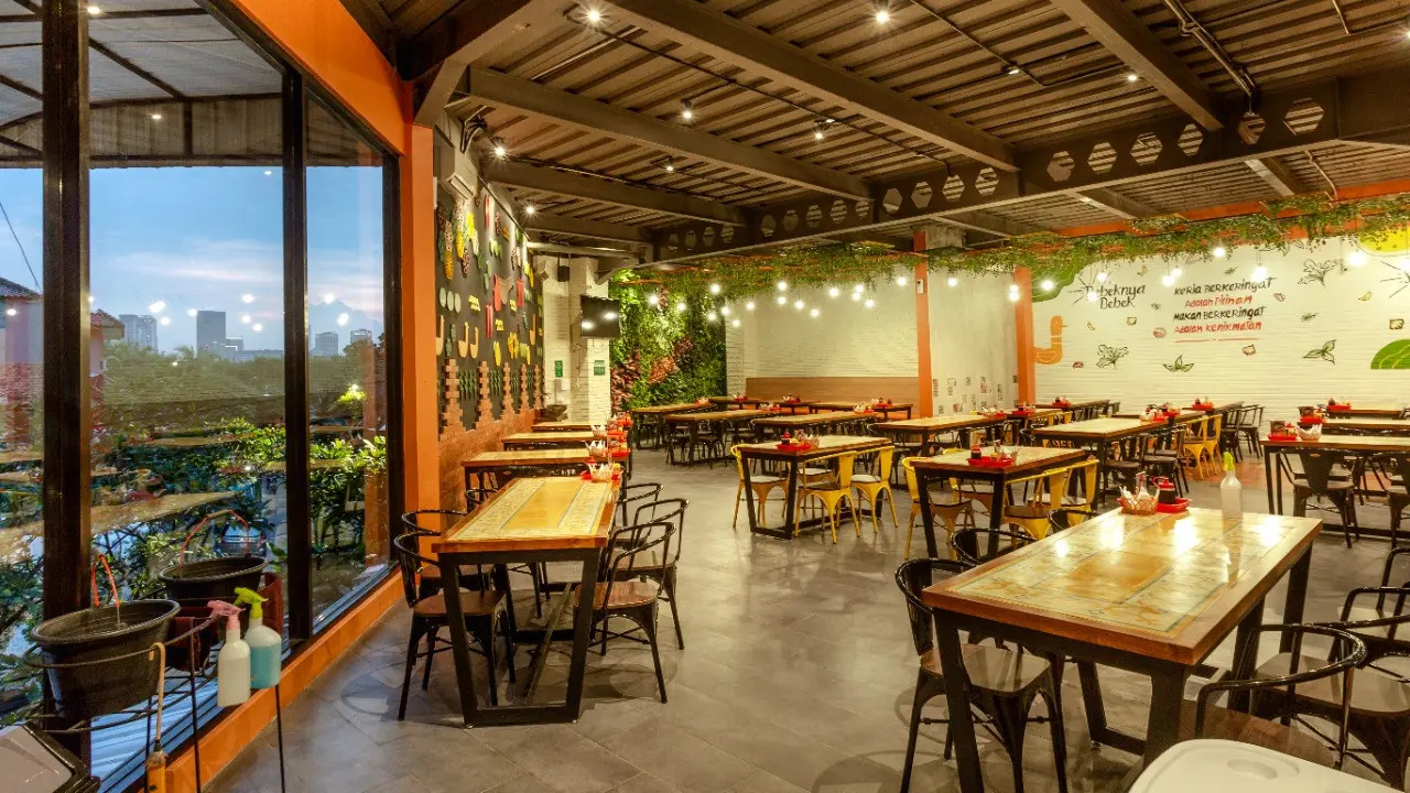 Resto dengan konsep mini garden membuat pengunjung nyaman. (Istimewa).