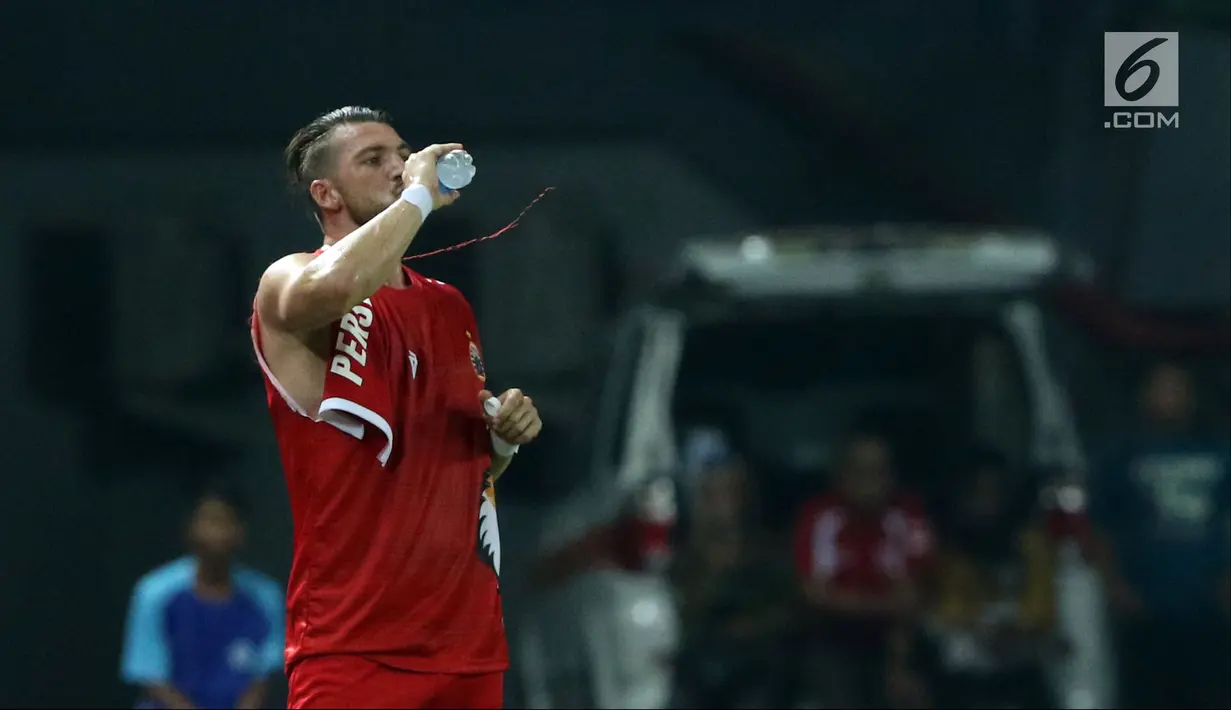 Pemain depan Persija, Marko Simic beristirahat di pinggir lapangan karena kaus yang dikenakan robek pada bagian lengan saat laga persahabatan melawan Selangor FA di Stadion Patriot Candrabhaga, Bekasi, Kamis (6/9). (Liputan6.com/Helmi Fithriansyah)