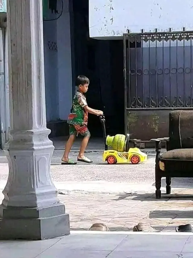 7 Potret Absurd Orang Waktu Beli di Warung, Ada yang Pakai Kostum Pocong
