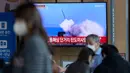 Layar TV menampilkan program berita yang melaporkan peluncuran rudal Korea Utara di Stasiun Kereta Seoul, Seoul, Korea Selatan, Sabtu (1/10/2022). Pejabat Korea Selatan dan Jepang menyatakan Korea Utara menembakkan dua rudal balistik jarak pendek menuju perairan timurnya, menjadikannya peluncuran senjata putaran keempat minggu ini yang dipandang sebagai tanggapan terhadap latihan militer di antara para pesaingnya. (AP Photo/Lee Jin-man)