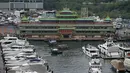 Restoran Terapung Jumbo terlihat di Hong Kong, Senin (13/6/2022). Restoran Terapung Jumbo yang ikonik di Hong Kong diatur untuk meninggalkan kota, di tengah kurangnya dana untuk memelihara restoran setelah berbulan-bulan pembatasan COVID-19. (AP Photo/Kin Cheung)