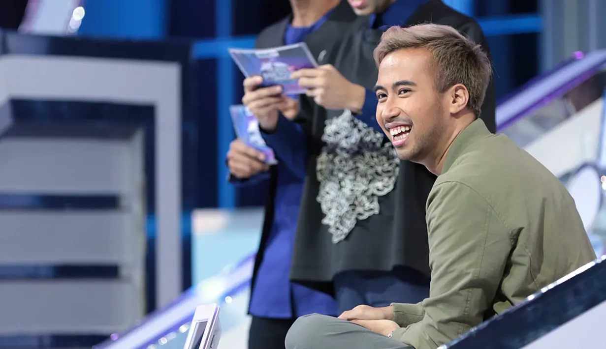 Tidak mau tanggung-tanggung dalam mengeluarkan karyanya, ia rela mewarnai rambutnya. Penampilan barunya itu agar bisa menjadi cerminan karya barunya kelak. (Deki Prayoga/Bintang.com)