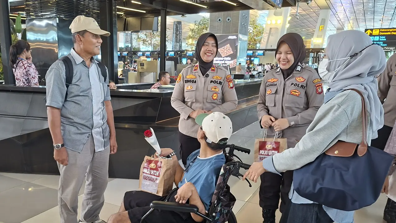 Polwan bagi-bagi mawar hingga mainan di Bandara Soekarno-Hatta