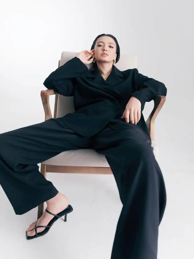 Inspirasi Outfit Blazer Ala Raline Shah
