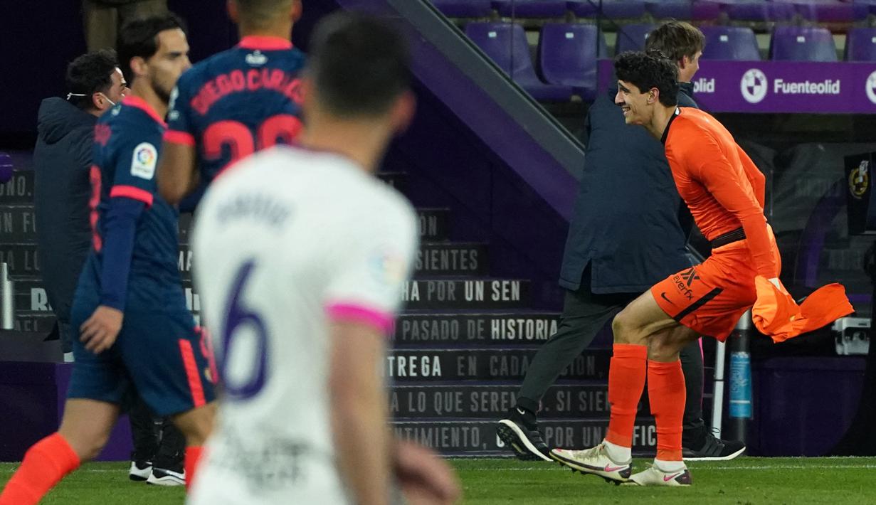 Kiper Sevilla, Yassine Bounou Bono (kanan) melakukan selebrasi usai mencetak gol penyeimbang 1-1 ke gawang Real Valladolid dalam laga lanjutan Liga Spanyol 2020/2021 pekan ke-28 di Jose Zorrilla Stadium, Valladolid, Sabtu (20/3/2021). Sevilla bermain imbang 1-1 dengan Valladolid. (AFP/Cesar Manso)