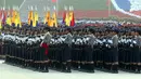 Petugas kepolisian Myanmar berdiri di barisan selama parade untuk memperingati Hari Angkatan Bersenjata ke-73 di Naypyitaw, Selasa (27/3). Angkatan bersenjata Myanmar menampilkan kekuatannya dalam parade militer (AP Photo/Aung Shine Oo)