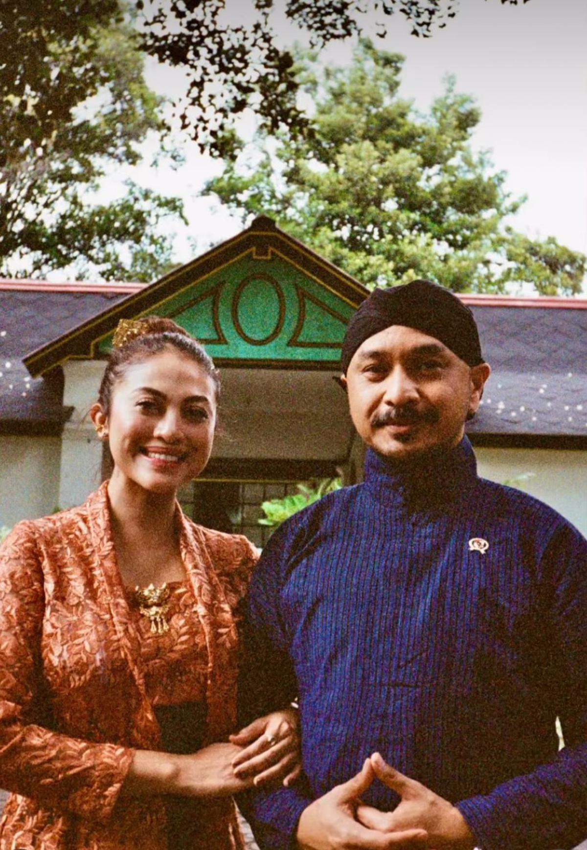Inspirasi Kebaya Modern dari Cynthia Riza, Istri Giring Ganesha, untuk Tampil Elegan di Berbagai Acara