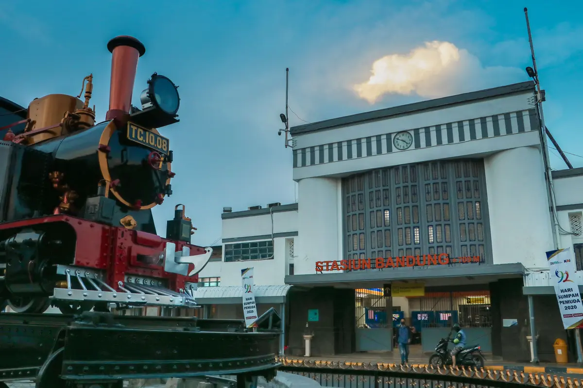 Pintu masuk timur Stasiun Kereta Api Bandung, Jalan Stasiun Timur, Bandung. (sumber foto : Humas PT KAI Daop 2 Bandung)