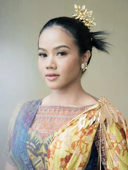 Yura juga tampak cantik dengan aksesori keemasan dengan desain etnik yak menarik.   [Foto: Instagram/ Yura Yunita]