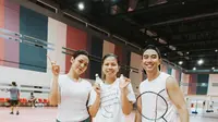 Vidi Aldiano (kanan), Raisa (kiri), dan Greysia Polii (tengah) foto bareng saat main bulu tangkis bersama. (Twitter/@vidialdiano)