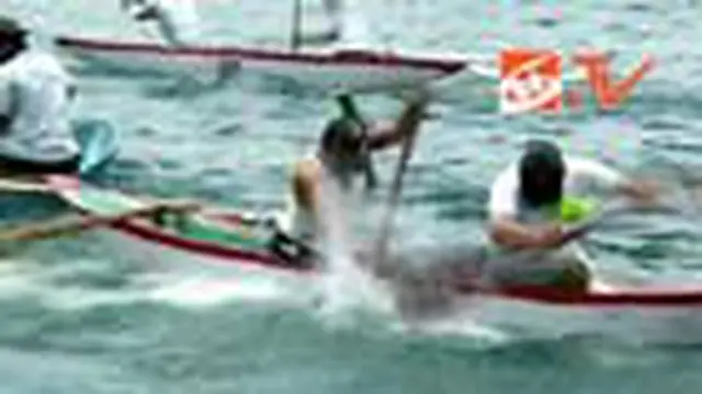Lomba Tarik Tambang di Atas Perahu